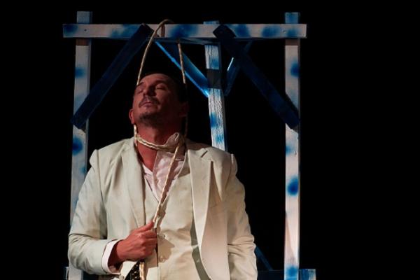 The farce of the Crown - De Fest 